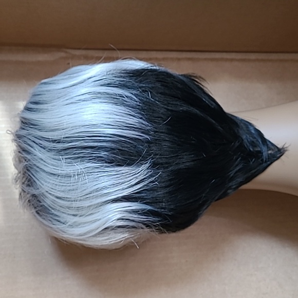 Black and white wig - Picture 2 of 4